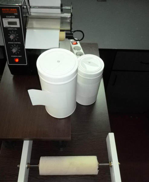 Dispenser automat de etichete autoadezive universal cu masa suport